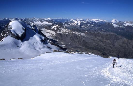 Montée au sommet du Grand Paradis sur le glacier de Lavacciau  (à l'arrière, Ciarforon, Ecrins et Vanoise)