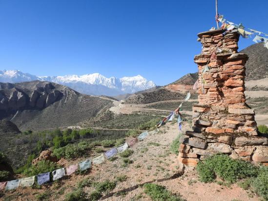 Sur le belvédère à l'E de Samar avec à l'horizon la chaîne de l'Annapurna I