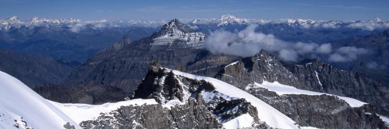 Au sommet du Grand Paradis à 4061m (à l'horizon, des Grandes Jorasses à la Dent Blanche)