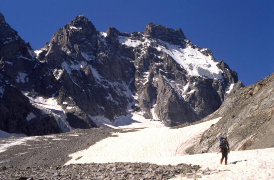 Dans la descente du Glacier Noir (au fond, l'Ailefroide)