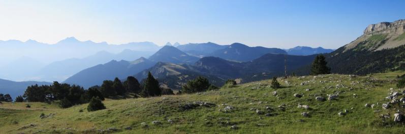 Au départ du Pas de l'Essaure (A l'horizon, le massif du Dévoluy)