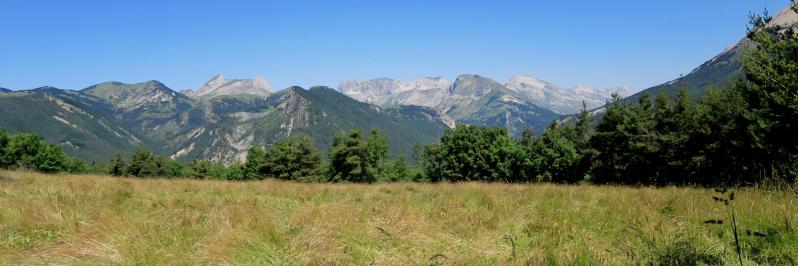Panoramique sur le chaînon occidental du Dévoluy depuis le village de la Montagne