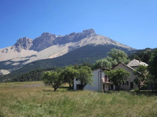 A l'entrée du village de La Montagne (Montagne d'Aurouze)