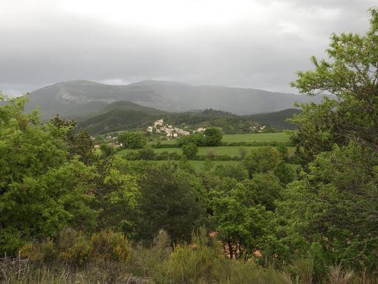 Avis d'orage sur Saint-Jurs (au fond, le serre du Montdenier)