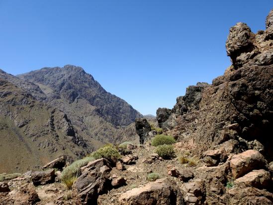 Sur le sentier-balcon entre les azibs Taroutoult et Adouz (Annrhemer)