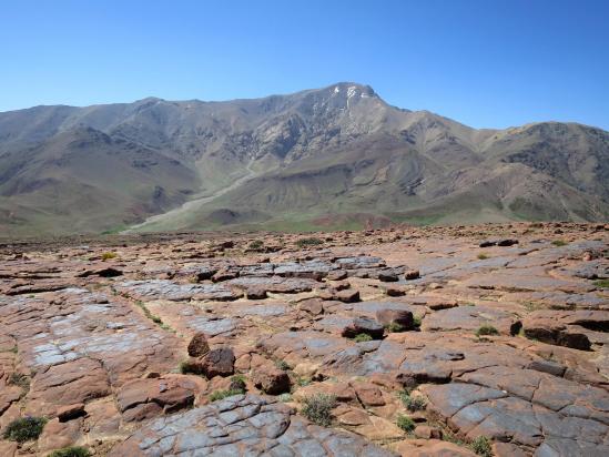 Descente du lac d'Iferd face à l'adrar Meltsène