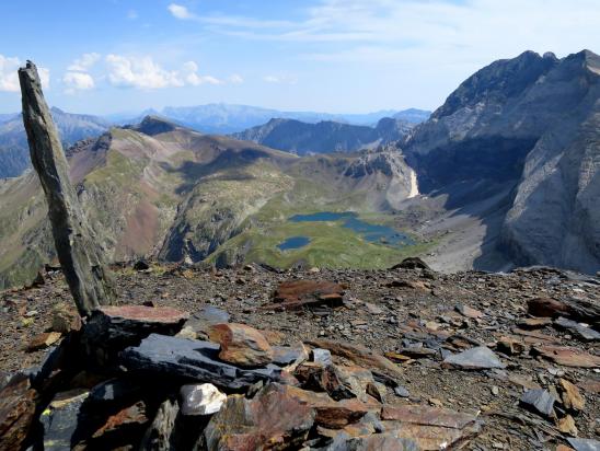 Au sommet du pic de la Géla, vue plongeante sur le plateau des lacs de Barroude