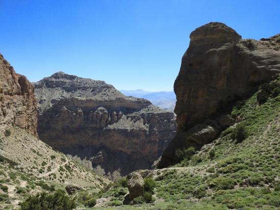 En RD du vallon qui permet de rejoindre la Bhena khola, la tête de l'indien...