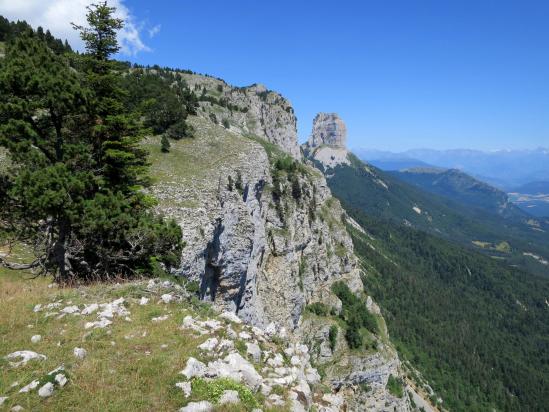 Sur le sentier des Rochers du Parquet en bordure des falaises