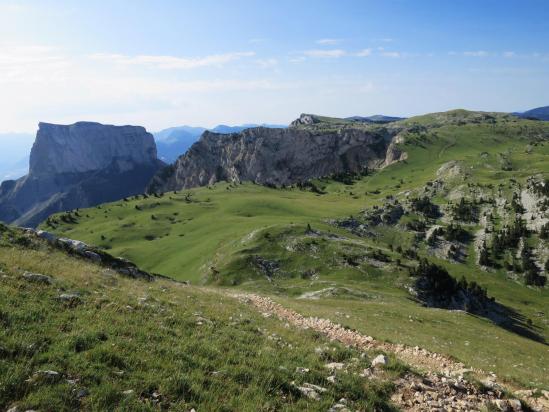 Dans les premiers lacets de l'ascension sur l'arête S du Grand Veymont, on dispose d'une vue plongeante sur le plateau des Aiguillettes