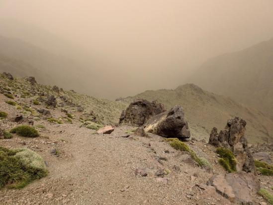 Franchissement du tizi n'Tifourhate dans une tempête de sable (3110m quand même...)