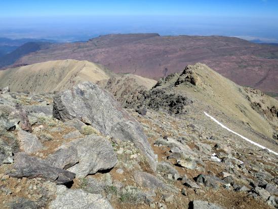 A l'approche du sommet de l'adrar Meltsène, vue plongeante sur le plateau du Yagour