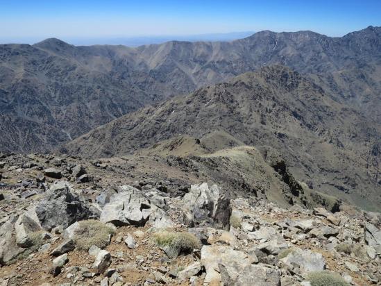 Depuis le sommet de l'adrar Meltsène, on domine la vallée du Zat