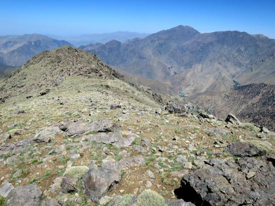Sur les crêtes de l'adrar Meltsène avec en point de mire la vallée du Zat au niveau d'Imerguen dominée par l'adrar Tircht