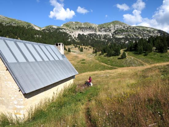 A la cabane de la Jasse du Play (A l'arrière-plan, le Rocher de Séguret)