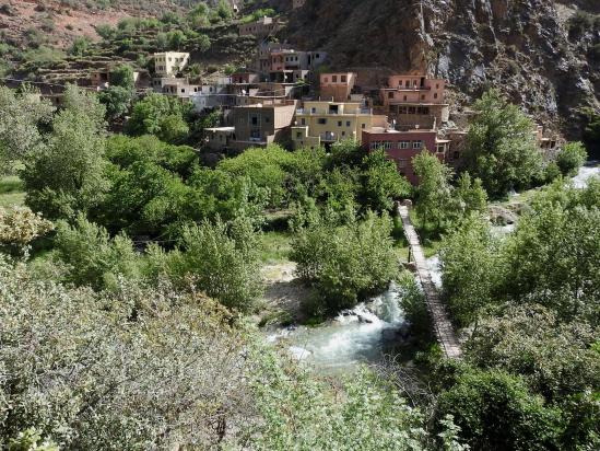 La passerelle quasi himalayenne sur l'Ourika à l'aplomb du village d'Imi n'Taddert