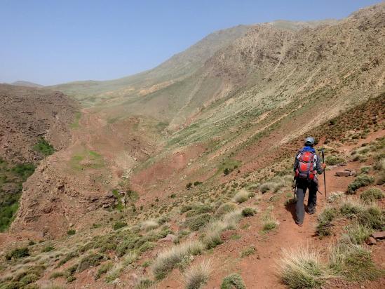 Sur le sentier-balcon du Foudrar face au plateau du Yagour