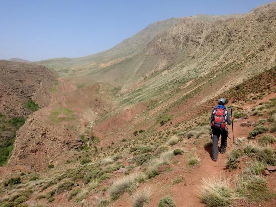 Sur le sentier-balcon du Foudrar face au plateau du Yagour