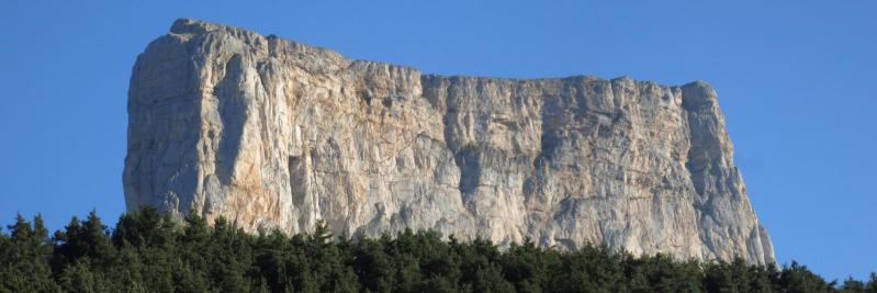 Le Mont-Aiguille domine le hameau de la Richardière