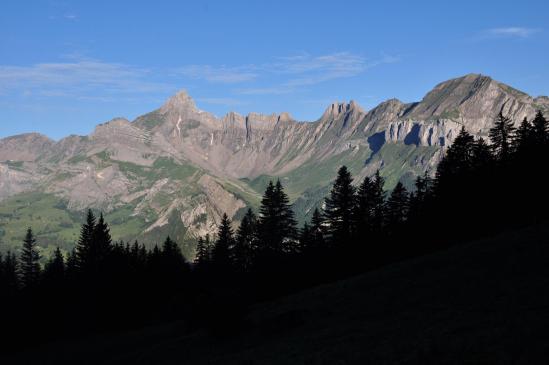 Au petit matin, lever de soleil sur la chaîne des Aravis