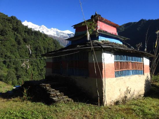 Le temple Magar de Patlekharkagaon avec à l'arrière le Dhaulagiri I