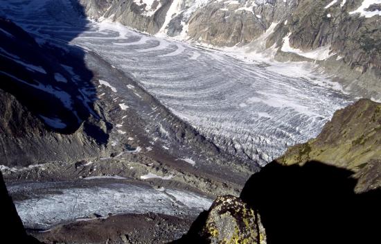 On surplombe la Mer de Glace depuis le sentier qui relie les refuges du Couvercle et de la Charpoua