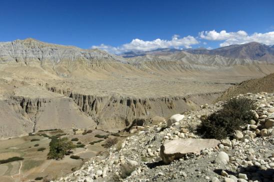 Au bout des crêtes, vue plongeante sur le plateau d'Akiama