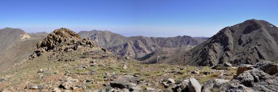 La vue depuis le tizi n'Tirguine sur le rebord NE du plateau du Tichka (Haut-Atlas occidental - Maroc)