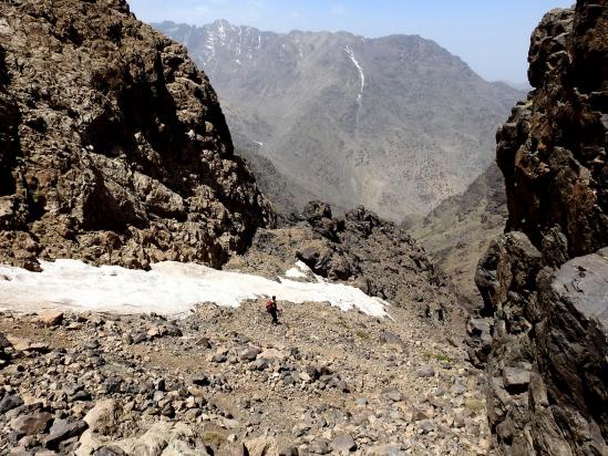 Au milieu du couloir issu du tizi n'Tagharat (Ahnboub)