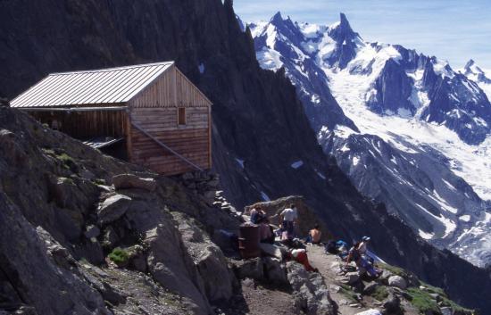 Le refuge de la Charpoua et la Dent du Géant tout au fond