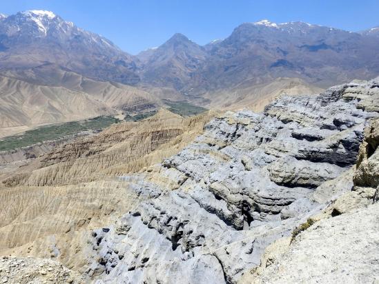 A l'approche de la crête des rochers gris de Ghemi