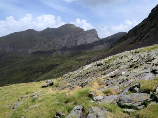 Dans la descente vers l'entrée du tunnel de Bielsa, vue arrière sur la crête de Bataillence