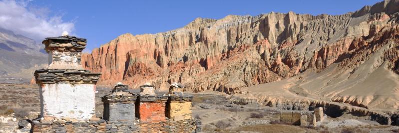 Belvédère sur les rutilantes falaises de Dhakmar