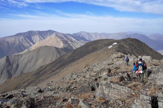 Sur les crêtes du Djbel Erdouz en direction du tizi n'Tighfist (dans le lointain, Idoudan et Igdet)