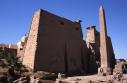 L'obélisque devant le 1er pylône du temple d'Amon (Louxor)