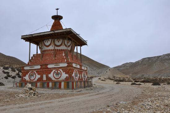 Entre Tsarang et Lo Manthang, le chörten de Sungda miraculeusement épargné par la route...