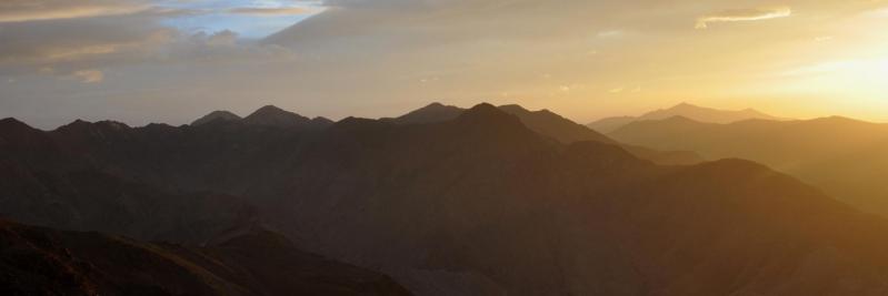 Coucher de soleil au tizi n'Oumlsma en haut de la vallée de l'Ougdemt