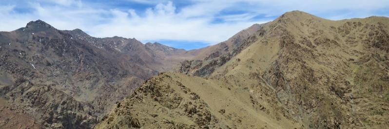 Sur la crête entre le tizi n'Tilsit et le sommet du Tougroudadène