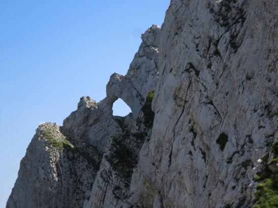 La fenêtre dans le Pas entre Ranc Traversier et Rochers de la Peyrouse