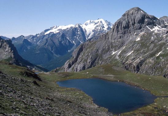 Du col de Ponsonnière on domine la cuvette du Grand Lac