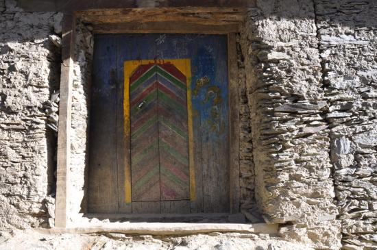 Porte ouvragée d'une maison d'Amsloh