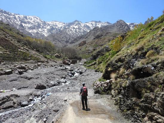 Traversée de l'assif Tirgat sous les faces S de l'Aksoual