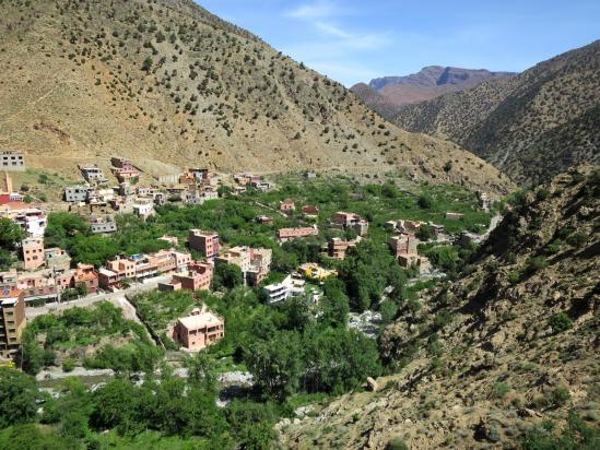 Sur le chemin tracé dans le coteau entre Aït Bakka et Setti Fadma