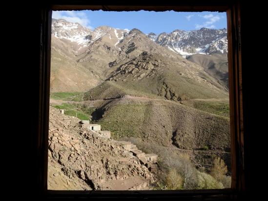 La crête W de l'Aksoual vue au travers de la fenêtre d'une des maisons de Tachedirt