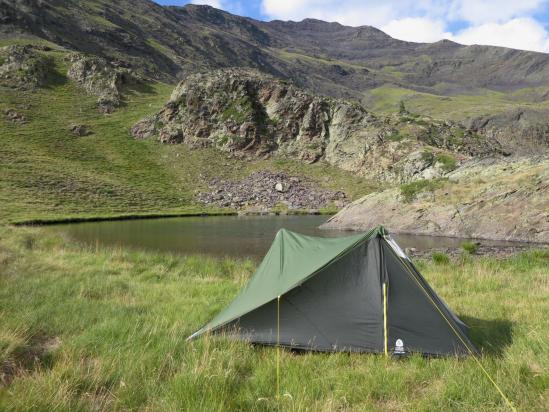 Bivouac sur la rive du lac Trigoniero en Espagne