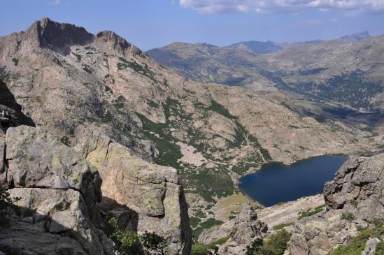 A la brèche de Goria on découvre en contrebas le lac éponyme