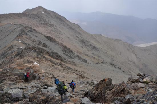 Avis de mauvais temps sur l'Igdet (départ de la descente en biais dans le creux du vallon)