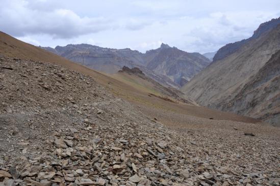 Vue arrière sur le sentier du Kanji La (après l'épaule à 4630m)