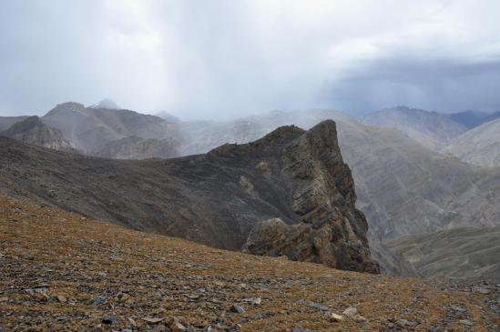 L'orage se déclenche sur le Marang La au niveau de l'épaule à 5050m