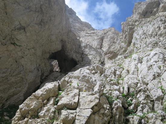 L'une des baumes sur le parcours d'ascension vers le col des Deux-Soeurs